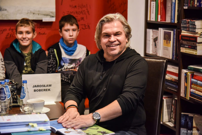 Jarosław Boberek czyta dzieciom w Księgarni Marzeń